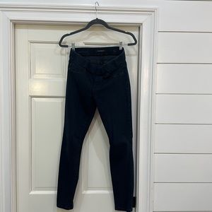 Dark wash Liverpool skinny jeans with ample stretch. Size 6/28